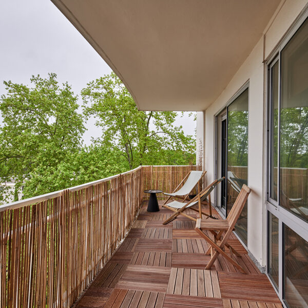 Terrasse rhabillée avec du caillebotis et des canisses