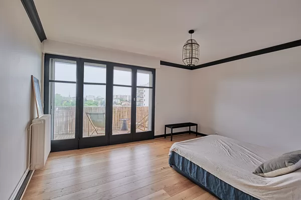 Chambre principale donnant sur la terrasse et sur le parc