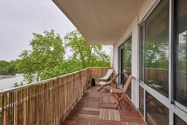 Terrasse rhabillée avec du caillebotis et des canisses