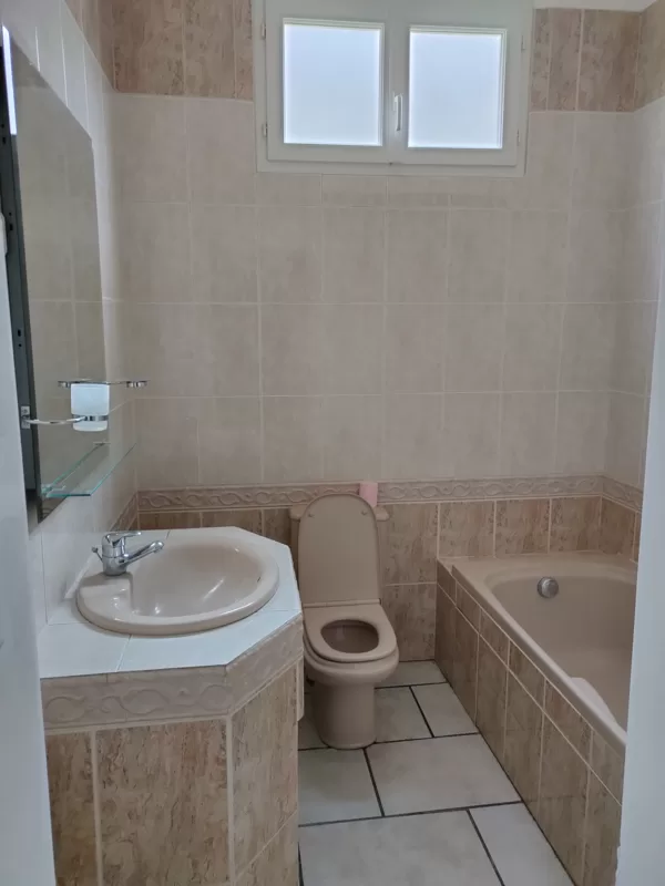 salle de bain au RDC, aujourd'hui emplacement occupé par la cuisine