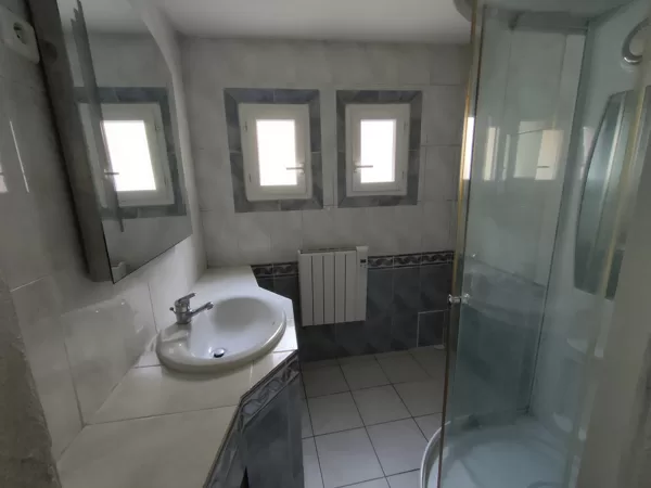 salle de douche du rez de jardin, bloquant la lumière