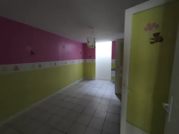 Chambre enfant rez de jardin, aujourd'hui la salle de bain parentale