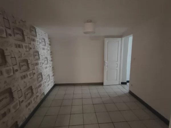 pièce aveugle/ salon TV, aujourd'hui WC, buanderie et salle de douche