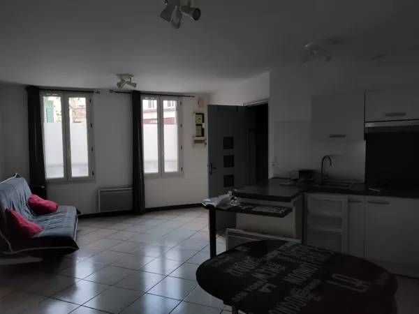 Entrée du studio du RDC et cuisine
