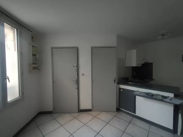 RDC porte vers l'entrée et porte de la salle de bain / cuisine