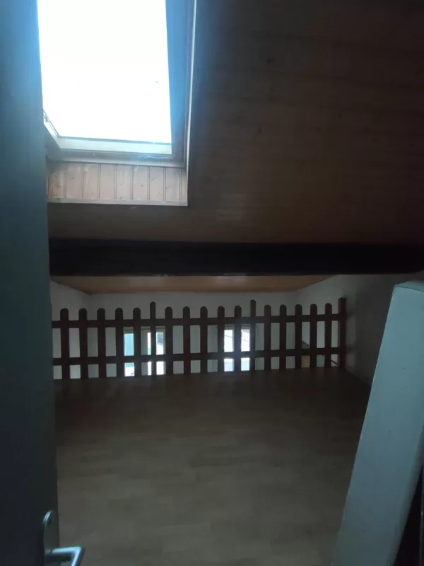 Chambre de la mezzanine, donnant sur le salon avec cette barrière bucolique