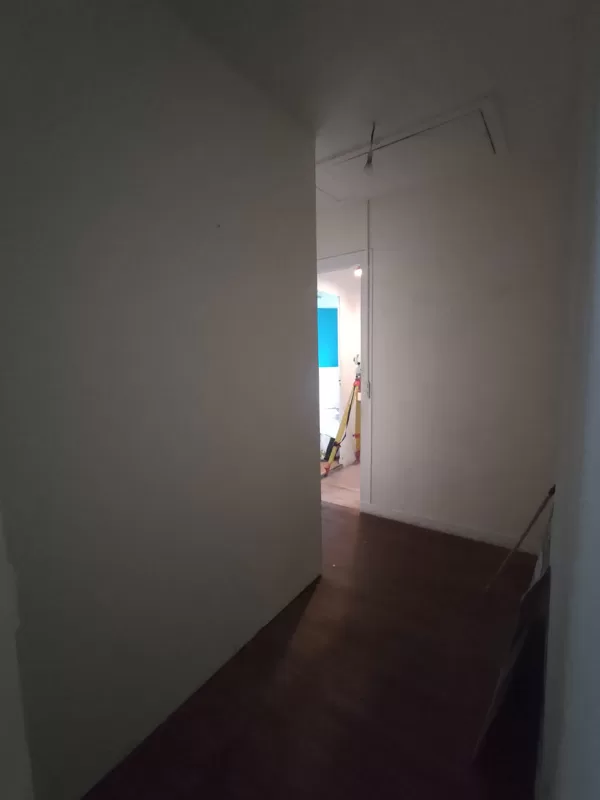 Couloir prenant de l'espace sur la chambre parentale menant à la salle de bain