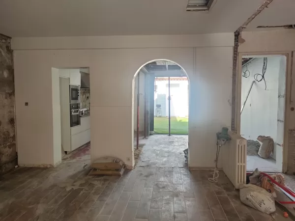 Démolition de la salle de douche du RDC pour gagner un espace salon face au poele