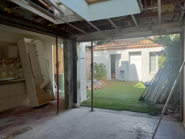 Ouverture de la salle à manger vers le jardin et du mur de la cuisine 