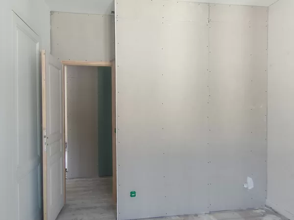 Nouvelle cloison dans la chambre d'enfant sur rue